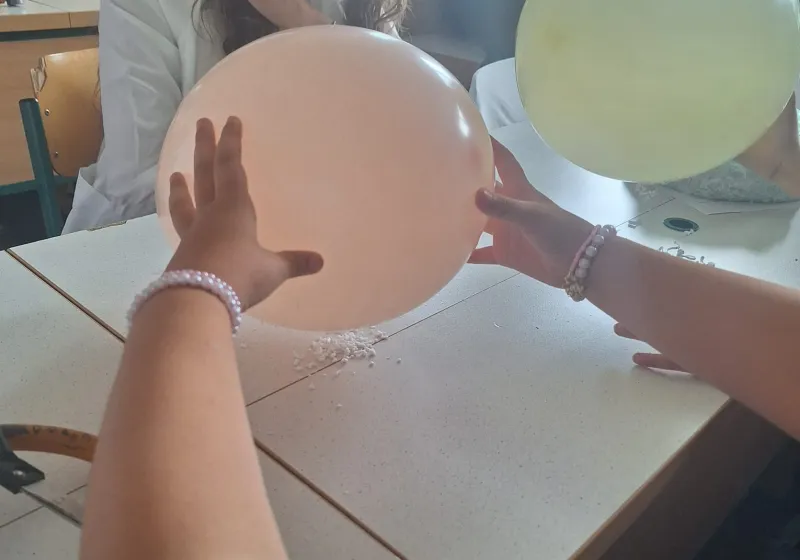 Když starší učí mladší..Aneb 8.A vs. kreativní kroužek